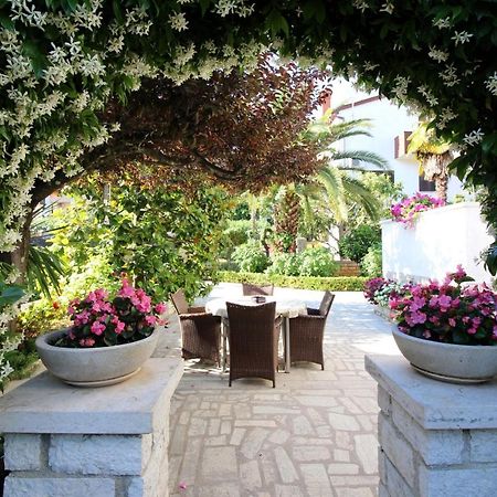 Modern Apartment Sabina With Nice Garden Пореч Екстер'єр фото
