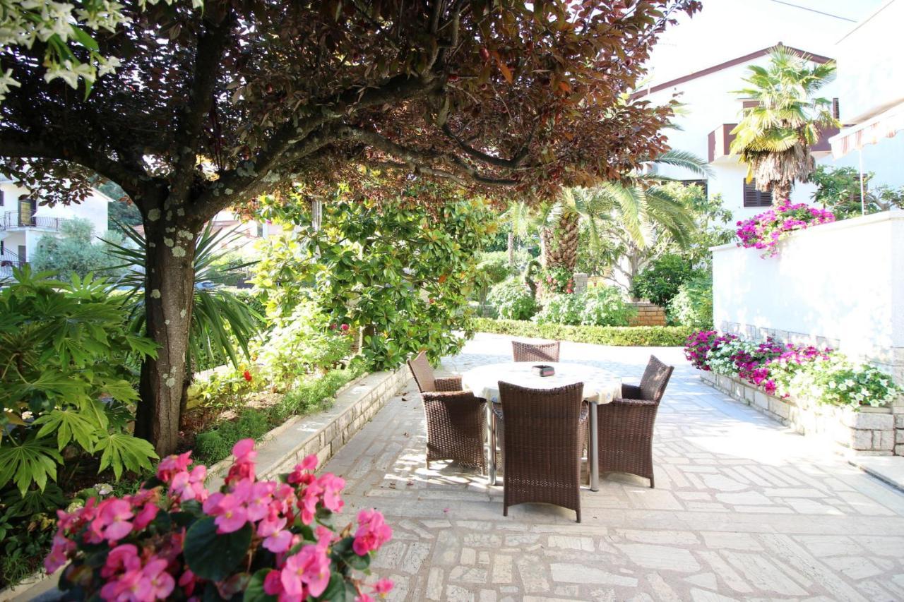 Modern Apartment Sabina With Nice Garden Пореч Екстер'єр фото