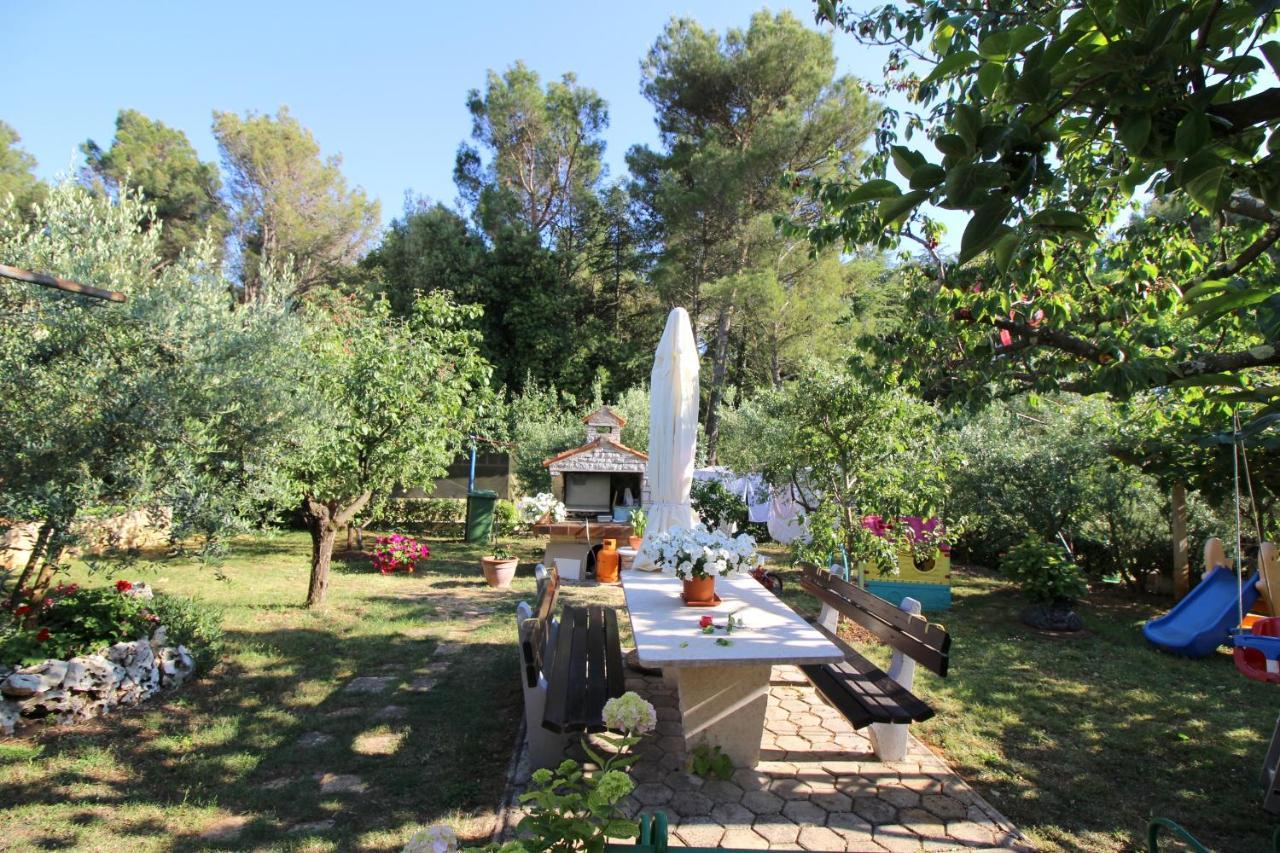 Modern Apartment Sabina With Nice Garden Пореч Екстер'єр фото