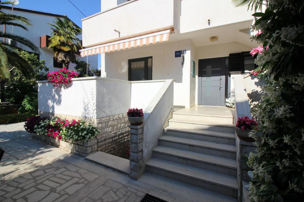 Modern Apartment Sabina With Nice Garden Пореч Екстер'єр фото